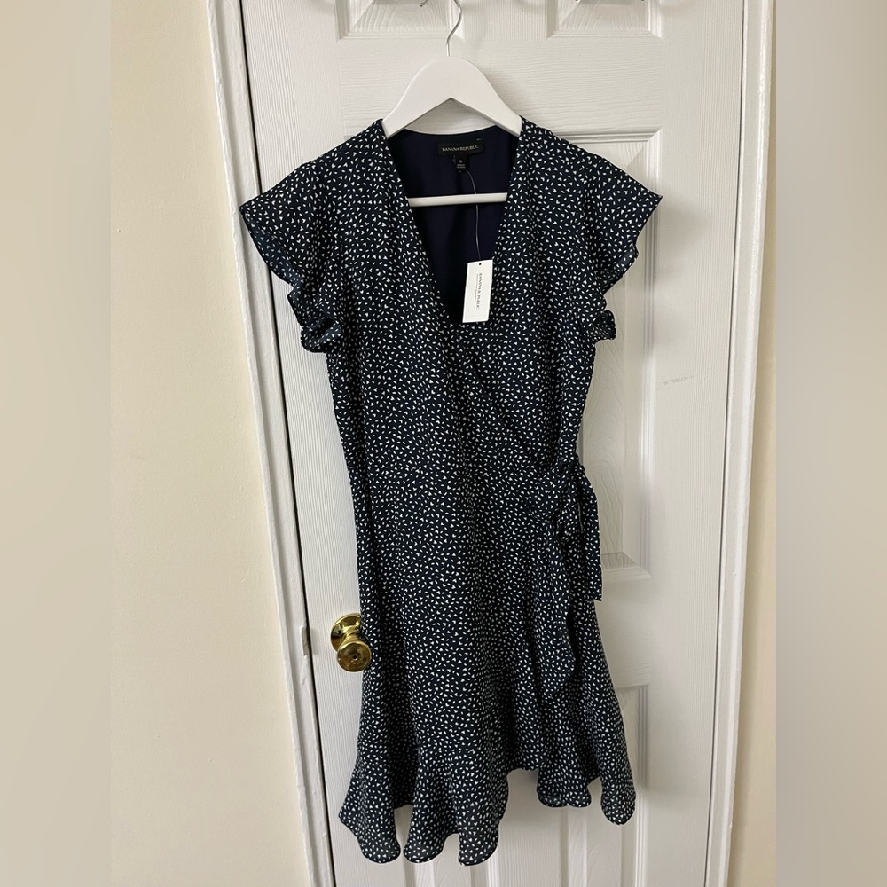 Banana republic navy and white wrap dress in size 6